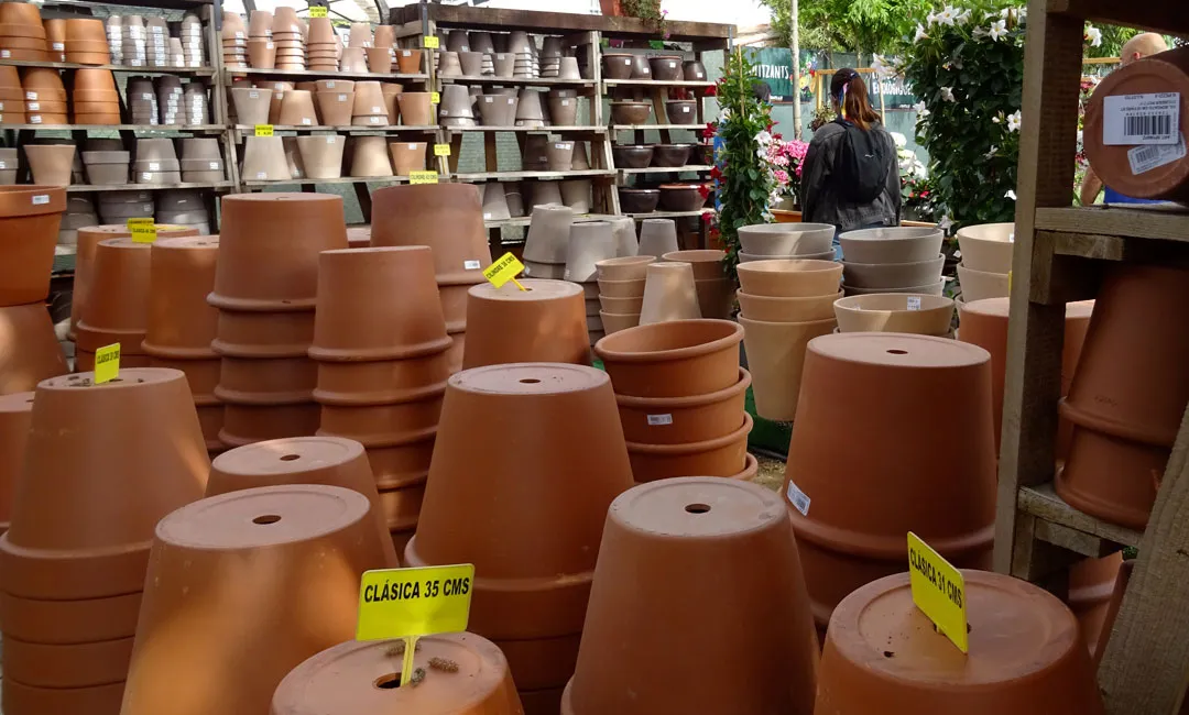 Macetas de barro en exposición