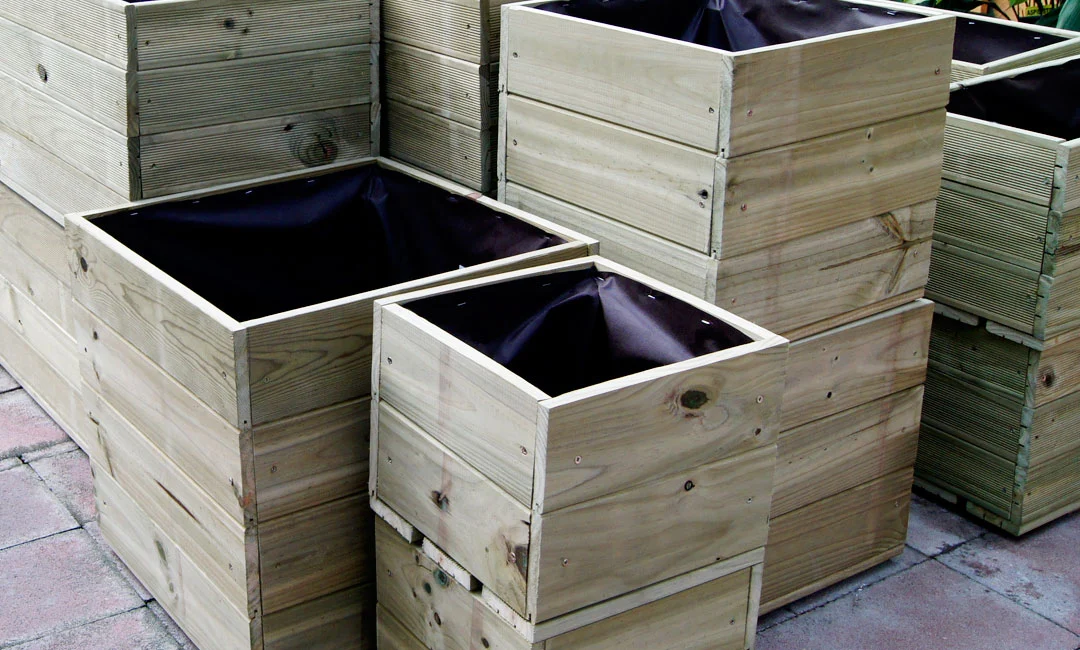 Macetas de madera listas para plantar