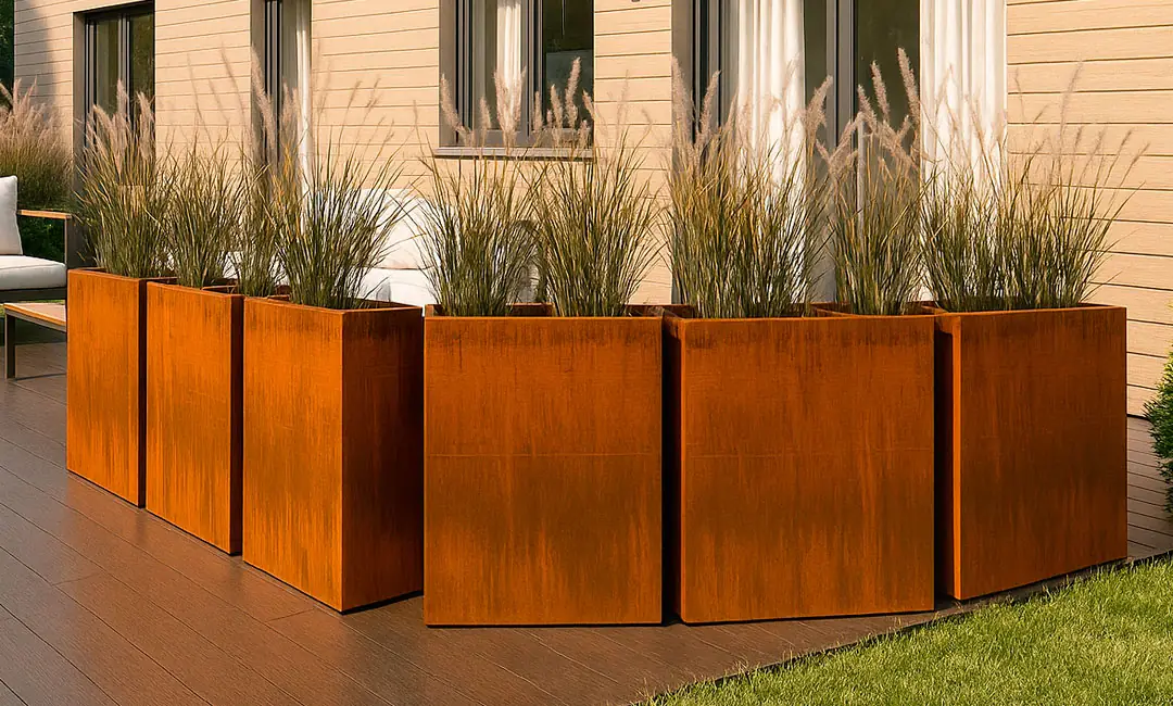 Maceteros de acero corten en el jardín
